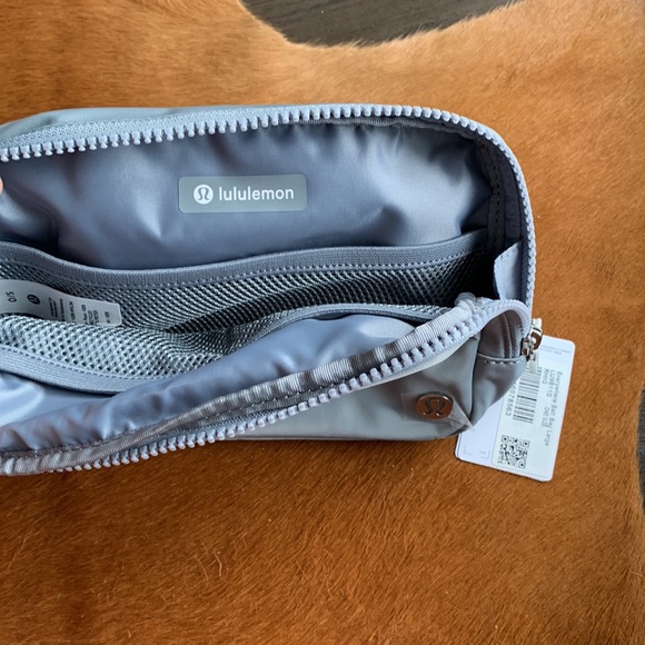 Everywhere Belt Bag 2L Large - Grey - Picture 3 of 3